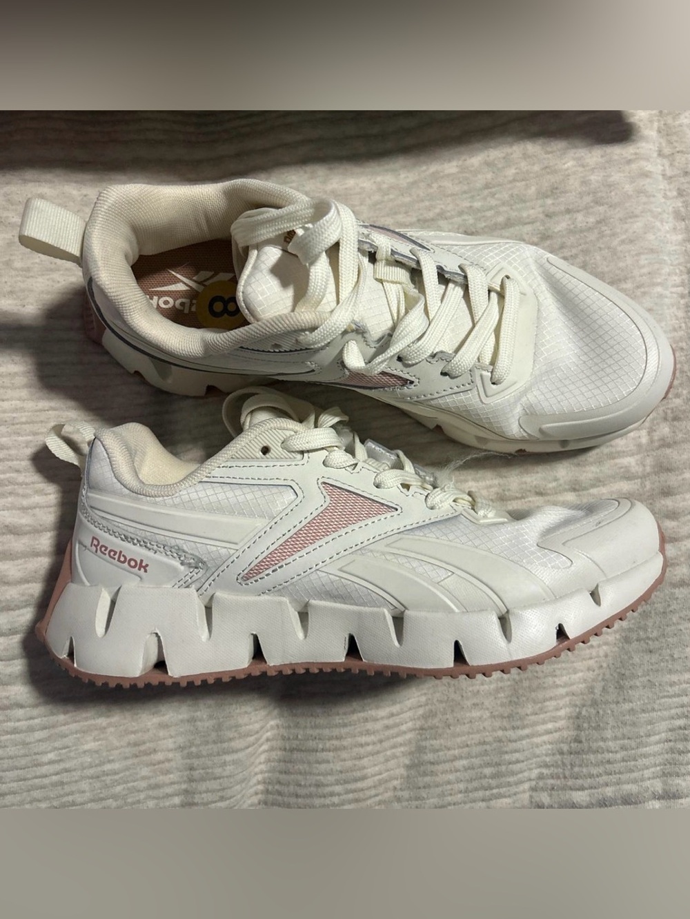 NEW Reebok Pump Revenge cream/peach sneakers. worn once indoors